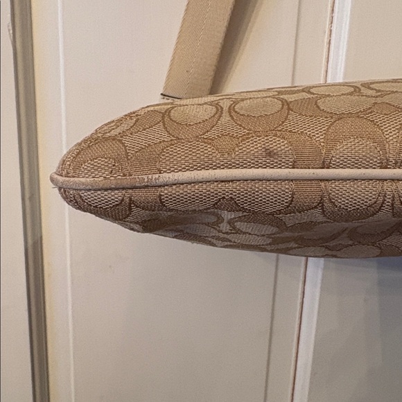 COACH Signature Jacquard Taylor Crossbody White/Tan Gold Metal Hangtag Preowned - Picture 6 of 16